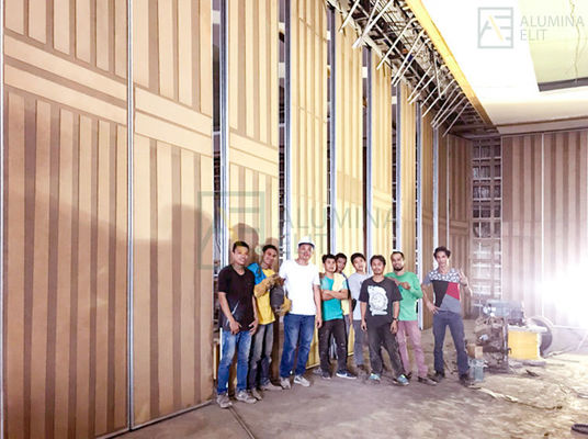 ভালো দাম হোটেলের জন্য 9 মিমি এমডিএফ ম্যাগনেসিয়াম বোর্ড এবং গ্যালভানাইজড স্কয়ার টিউব কিল সহ কাস্টমাইজড ডিজাইন সঞ্চালনযোগ্য পার্টিশন ওয়াল অনলাইন